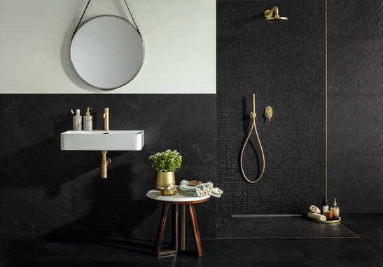 Salle de bains moderne. Carrelage mural imitation pierre noire pour une touche classique et de luxe.