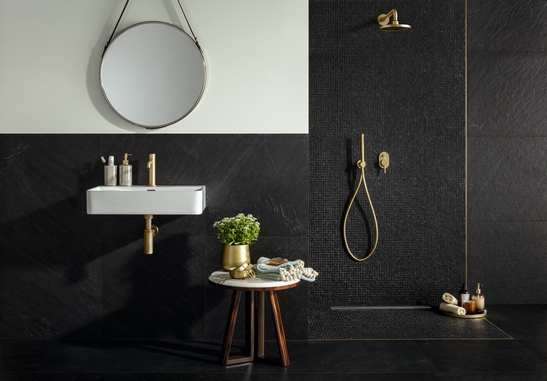 Bagno moderno. Rivestimento effetto pietra nero per un tocco classico e di lusso