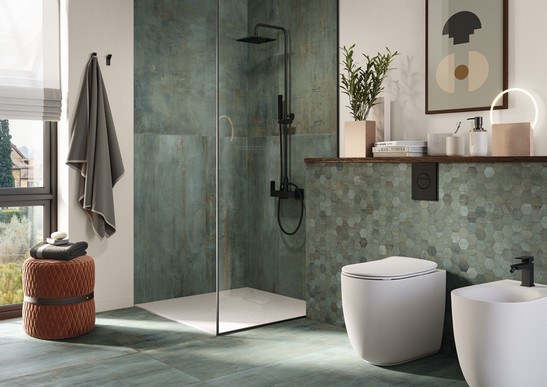 Modernes Bad im Industrienstil mit Dusche 