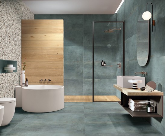 Salle de bains luxueuse colorée avec douche et baignoire, effet bois, métal et terrazzo