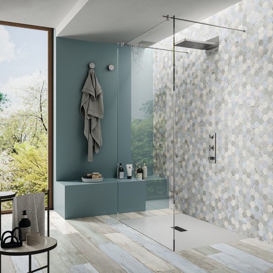 Bagno moderno rustico con doccia, pavimento effetto legno grigio e pareti blu