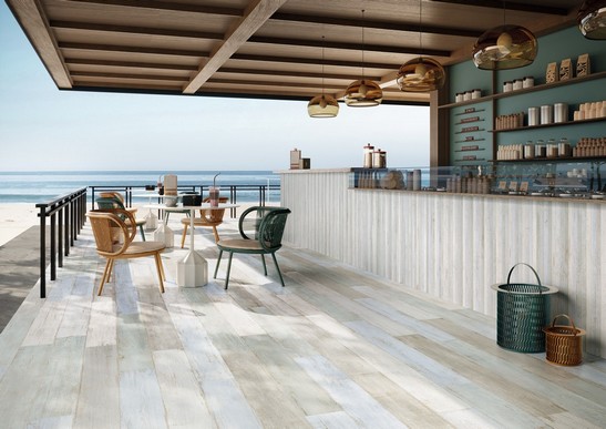 Esterni bar moderno con pavimento effetto legno bianco e blu