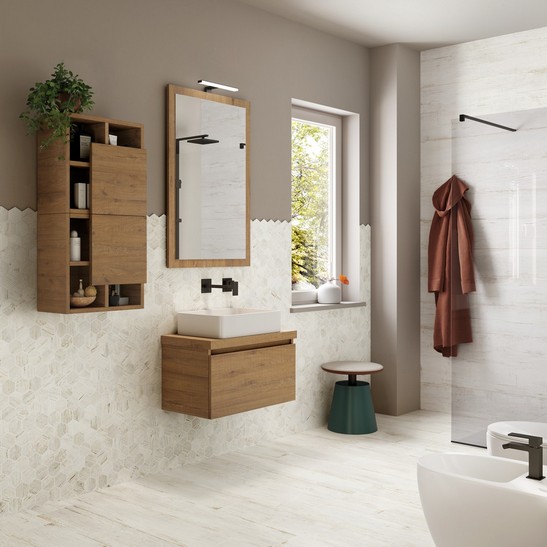 Bagno moderno piccolo con doccia e rivestimento mosaico effetto legno bianco