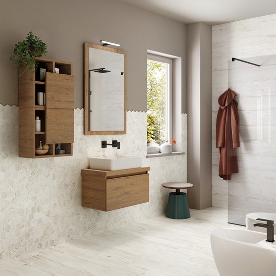 Modernes kleines Badezimmer mit Dusche und Wandverkleidung aus Mosaik Holzoptik Weiß