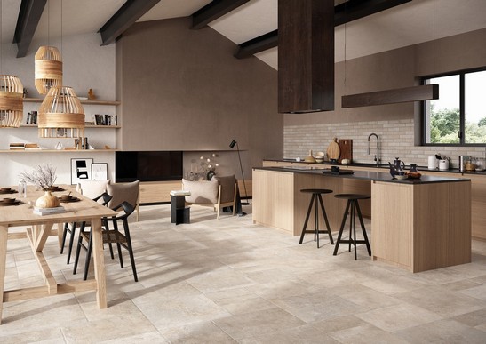 Cuisine moderne de style rustique, ouverte avec sol multiformat effet pierre et revêtement mural imitation briquettes