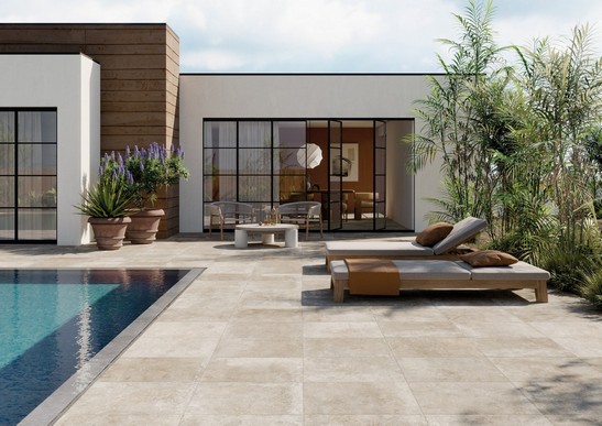 Extérieur moderne avec piscine et carrelage imitation pierre