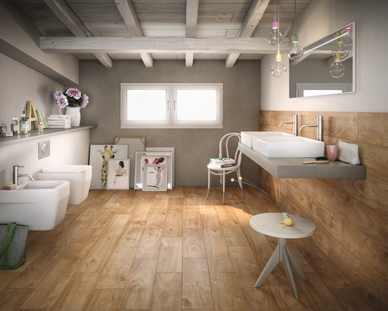 Petite salle de bains, en longueur. Imitation bois beige rustique pour une touche vintage.