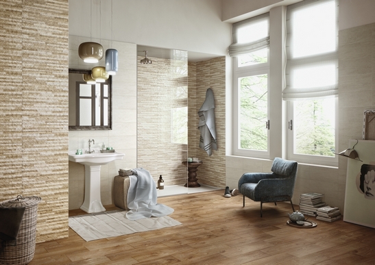Salle de bains classique avec douche. Effet bois et pierre beige : un style vintage et de luxe.