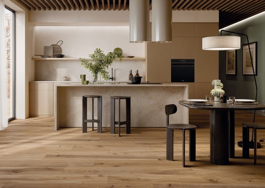 Cuisine avec ilôt moderne de luxe avec carrelage grès cérame effet bois marron