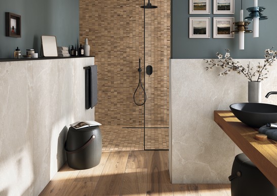 Salle de bains moderne avec douche en mosaïque et carrelage grès cérame effet bois marron