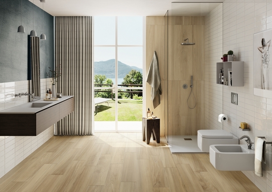 Bagno moderno con doccia. Effetto legno beige e bianco per un bagno di lusso