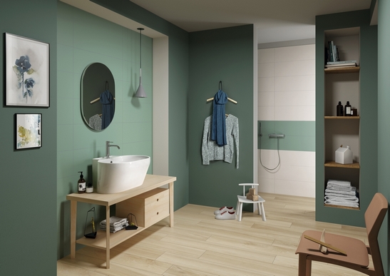 Modernes farbiges Badezimmer mit Dusche. Rosa Fliesen mit geometrischem Dekor und rustikales Holz