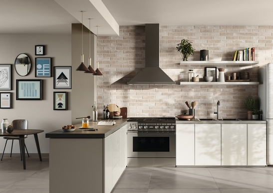 Cuisine industrielle avec bar : effet béton et tons de beige pour une touche rustique.