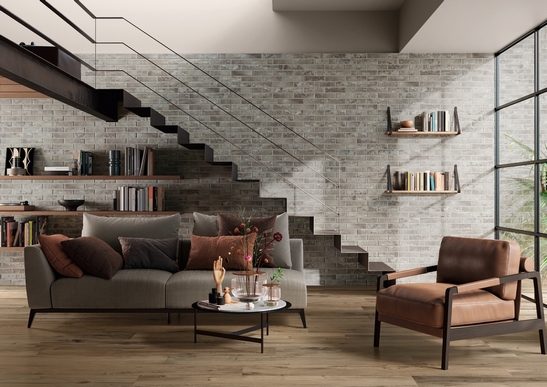 Modernes Wohnzimmer: Boden aus Holzoptik und Verkleidung in grau-beiger Maueroptik