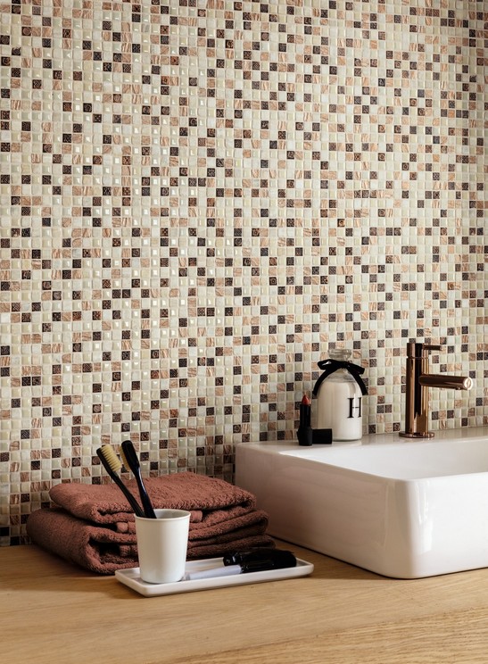 Bagno moderno con mosaico marrone ambra 