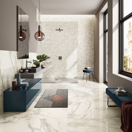 Bagno moderno con doccia. Mosaico ed effetto marmo calacatta: un classico di lusso