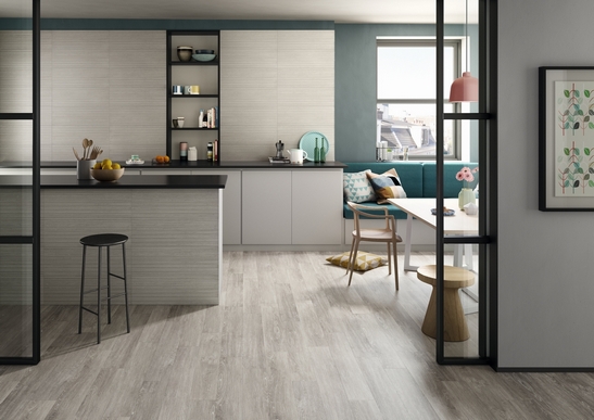 Cucina moderna con penisola su soggiorno: effetto legno per uno stile minimal