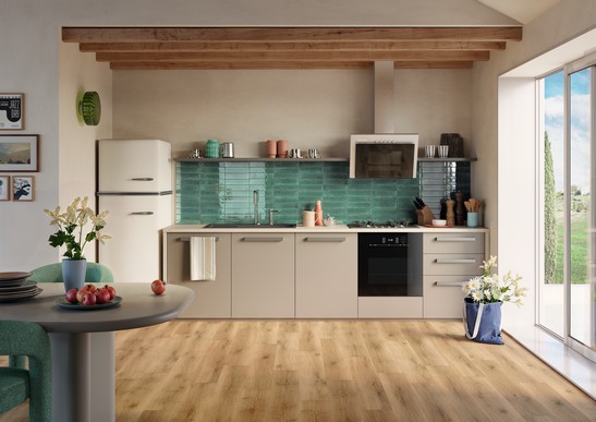 Cuisine linéaire et moderne, grès cèrame petit format vert et sol en pvc effet bois chêne