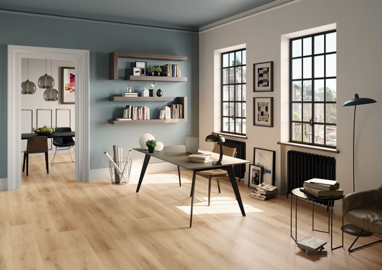Studio ufficio moderno con pavimento effetto legno chiaro