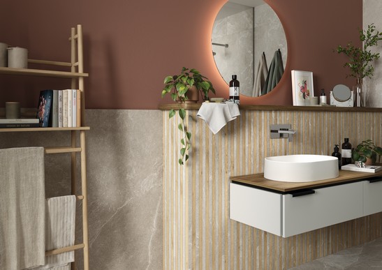 Salle de bains moderne avec mosaïque effet bois et pierre grise