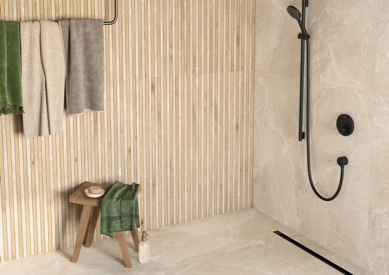 Salle de bains avec douche, carrelage effet pierre beige et mosaïque effet bois et pierre beige