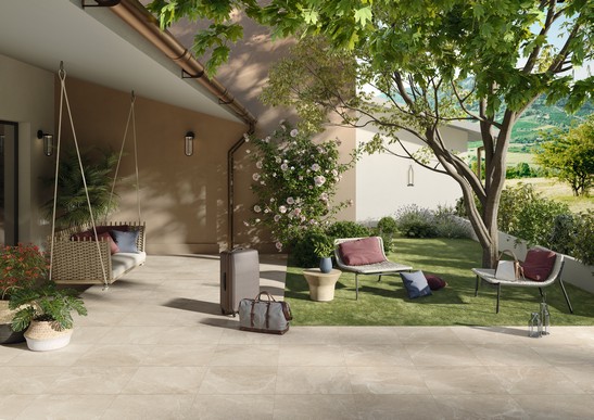Außenbereich mit Garten und Boden Steinoptik Beige