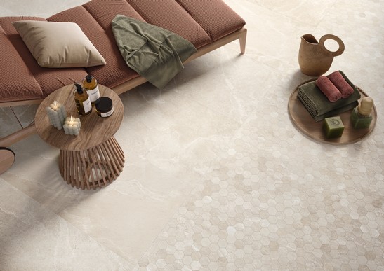 Spa moderne et élégant avec carrelage et mosaïque hexagonale en grès cérame effet pierre blanche