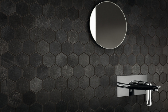 Modernes Badezimmer in schwarzer Zementoptik für ein echtes Luxusbad