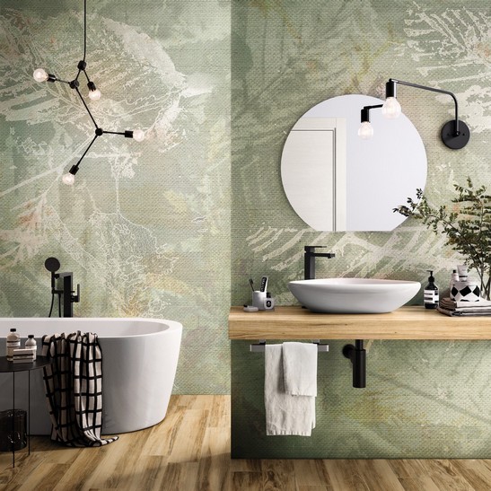 Salle de bains moderne avec baignoire, sol imitation bois et papier peint