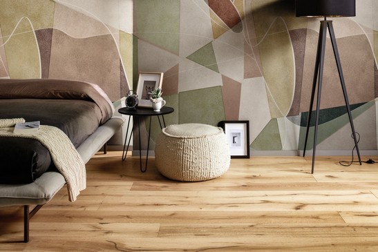 Chambre à coucher classique, moderne et colorée avec papier peint et parquet