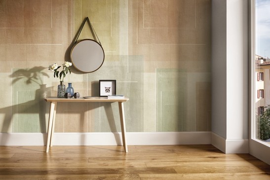 Klassischer, minimalistischer Eingangsbereich mit farbigen Tapeten und Fußböden in Holzoptik