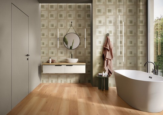 Modernes und klassisches Badezimmer mit SPC-Boden Holzoptik, Badewanne und Tapeten