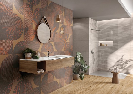 Salle de bains moderne avec douche effet pierre, sol imitation bois et papier peint