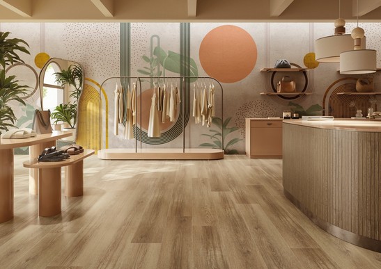 Negozio abbigliamento moderno con pavimento effetto legno e carta da parati colorata 