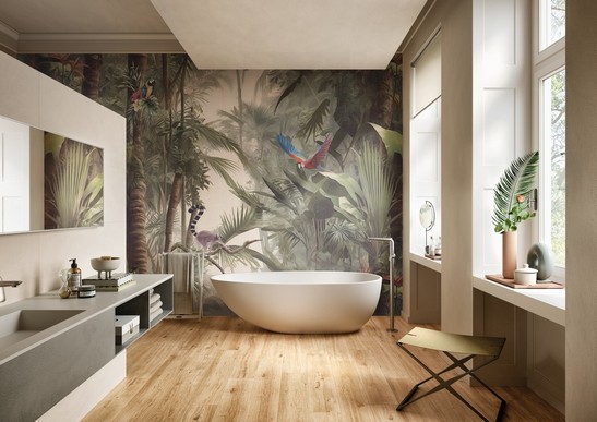 Modernes und luxuriöses Badezimmer mit Badewanne, Boden Holzoptik und Tapeten