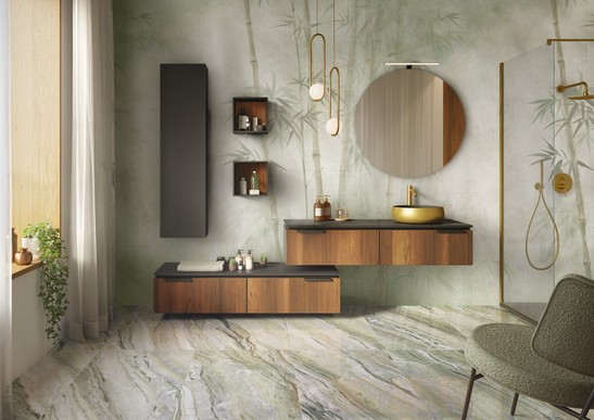 Salle de bains moderne avec papier peint et sol effet marbre