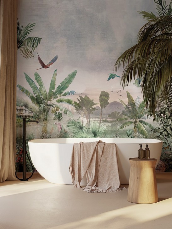 Salle de bains colorée moderne avec baignoire et papier peint