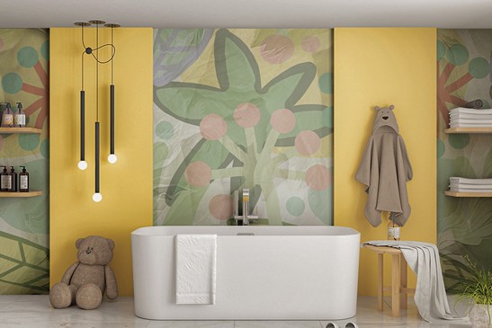 Salle de bains moderne et colorée avec baignoire et papier peint