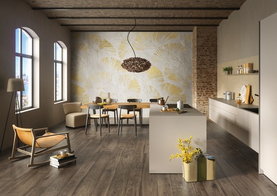 Moderne, rustikale offene Küche mit Insel, Tapete, Fußeboden mit Holzoptik. 