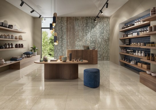 Magasin de cosmétique moderne style industriel avec sol brillant effet béton et papier peint 