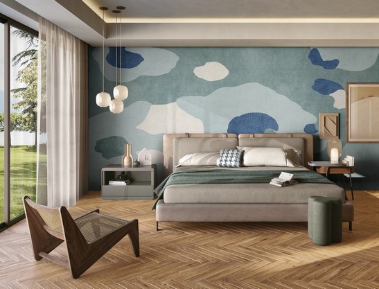Klassisches rustikales Schlafzimmer mit Parkett am Boden und Tapete am Wand