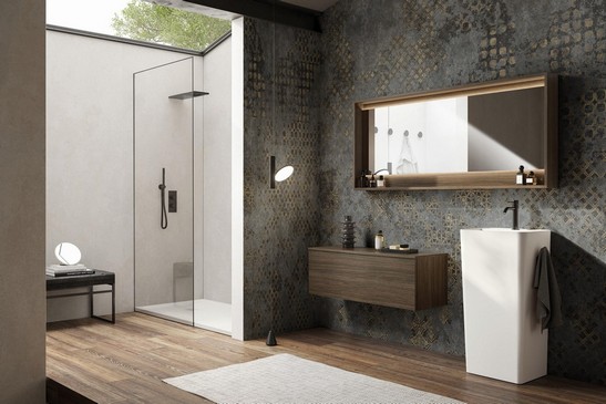 Salle de bains moderne avec douche, sol imitation bois et papier peint