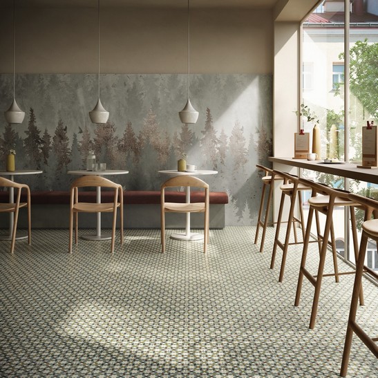 Moderne Cafe mit farbigen Fliesen am Boden und Tapete am Wand 