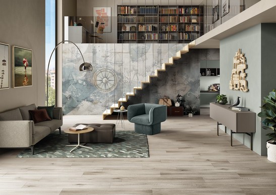 Modernes offenes Wohnzimmer im Industriestil mit Boden in Holzoptik und Tapete 