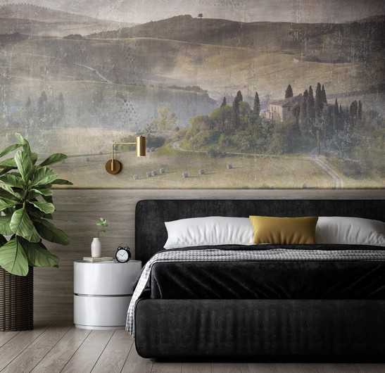 Modernes und klassisches Schlafzimmer mit Boden Holzoptik und Wandverkleidung aus Tapete
