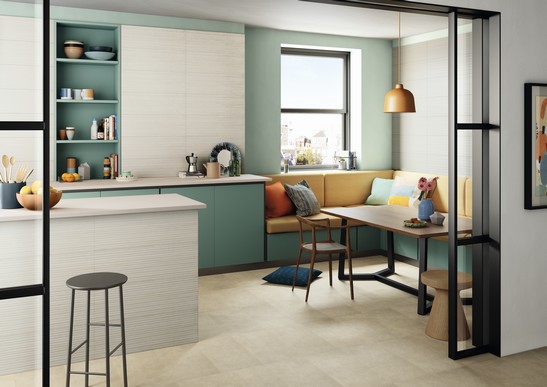 Cuisine moderne linéaire avec îlot et sol effet béton beige