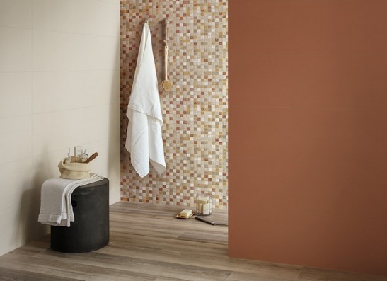 Klassisches Badezimmer mit Dusche aus Mosaik in Steinoptik, Bodenfliesen in Holzoptik 