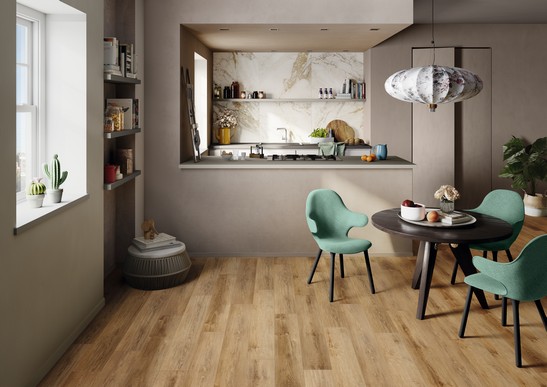 Moderne Küche mit Insel, Boden Holzoptik und Wandfliesen Marmoroptik Weiß für einen klassischen Touch