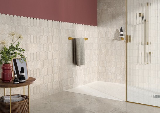 Luxuriöse Vintage-Bad mit Dusche und beigen Fliesen 
