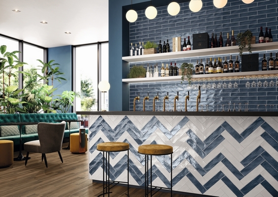 Modernes Restaurant- Cafe: Boden in Holzoptik und glänzende Vintage-Wandverkleidungen in Blau und Weiß